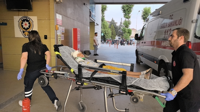 Apartman bahçesinde oynarken üzerine demir kapı devrilen Muhammed yaralandı