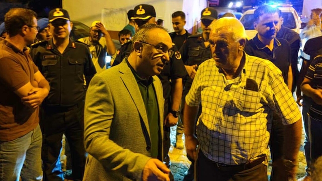 Tekirdağ'da orman yangını; alevlerin tehdit ettiği bir mahalle boşaltılıyor (3)