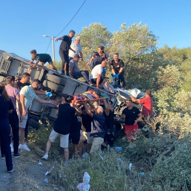 Muğla'da kamyonetin devrilmesi sonucu 1 kişi öldü, 1 kişi yaralandı