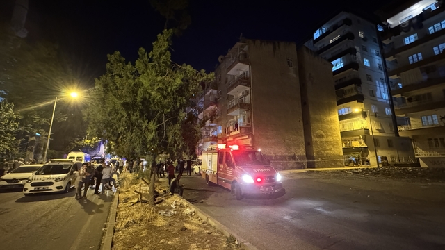Diyarbakır'da sallandığı ihbarı yapılan 5 katlı bina tahliye edildi