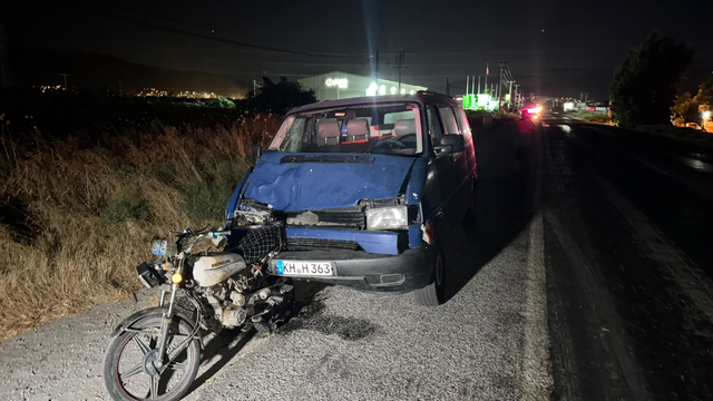 Söke'de minibüsle motosikletin çarpışması sonucu 3 kişi yaralandı