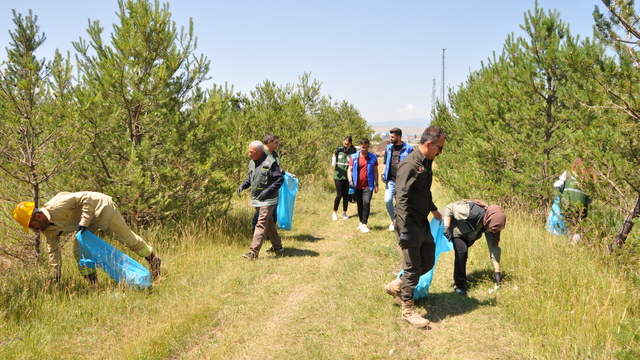 Yangınlara karşı farkındalık oluşturmak için ormanda çöp topladılar