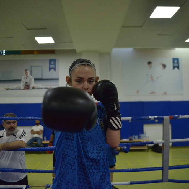 Spora ulaşamayan çocuklar ve gençler, Emniyet Boks Kulübünün ringinden düny...