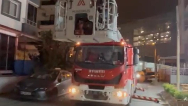 İskenderun'da çatıda mahsur kalan kediyi itfaiye kurtardı