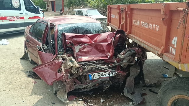 Adana'da otomobil ile traktörün çarpıştığı kazada 2 kişi yaralandı