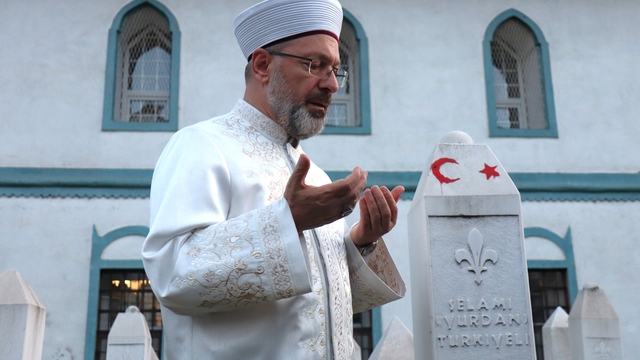Diyanet İşleri Başkanı Erbaş, Bosna Hersek'te şehit olan Selami Yurdan'ın kabrini ziyaret etti