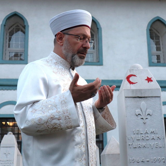 Diyanet İşleri Başkanı Erbaş, Bosna Hersek'te şehit olan Selami Yurdan'ın k...