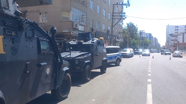 Aile içi şiddet ihbarına giden polislere ateş açıldı; 3 yaralı