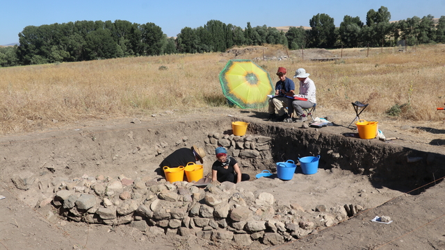 Uşaklı Höyük'teki kazılarda eski dönemlere ait yemek kültürü ve tarımsal ürünler araştırılıyor