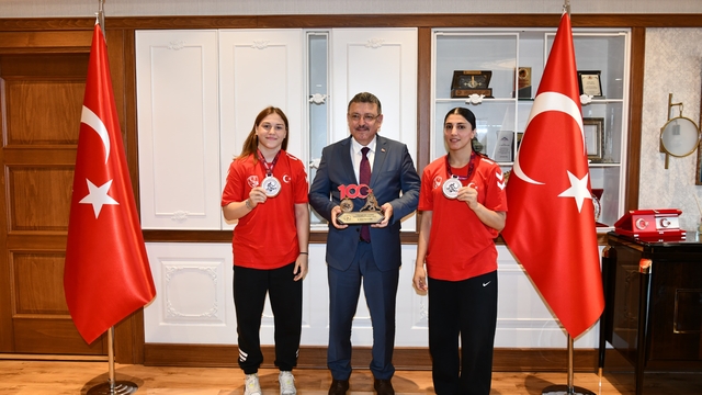 Trabzon Büyükşehir Belediye Başkanı Genç, milli sporcuları kutladı