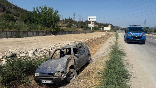 Bilecik'te yol kenarındaki su tahliye kanalına devrilen otomobildeki 5 kişi yaralandı