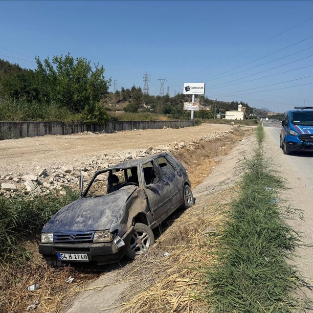 Bilecik'te yol kenarındaki su tahliye kanalına devrilen otomobildeki 5 kişi...