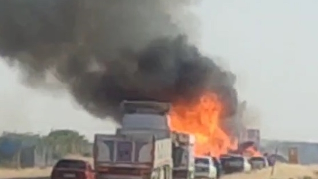 Seyir halindeyken alev alan TIR yandı