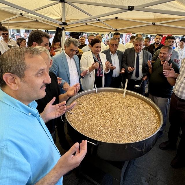 Kırşehir'de esnaf odaları 6 bin kişiye aşure ikram etti