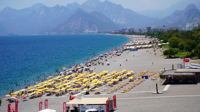 Antalya'da bunaltan sıcaklıkta sahiller doldu