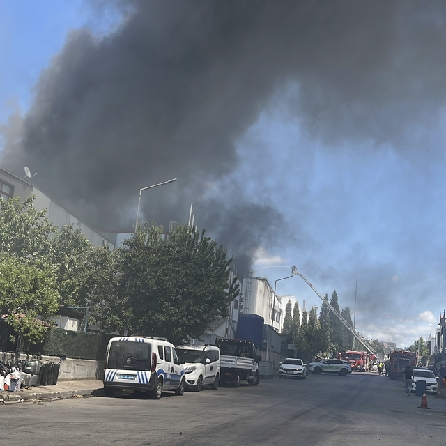 Kocaeli'de plastik fabrikasında yangın