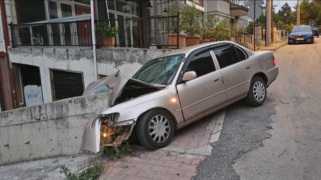 Karabük'te duvara çarpan otomobilin sürücüsü yaralandı