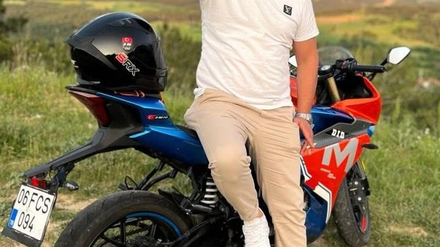 Bariyerlere çarpan motosiklet sürücüsü öldü