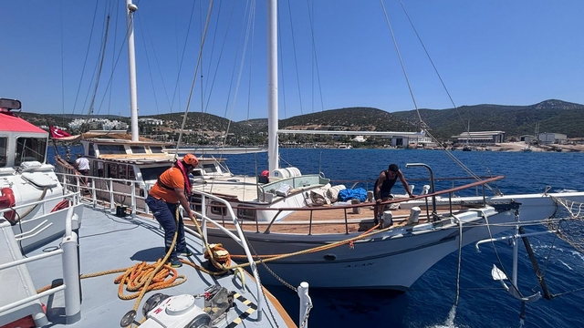 Bodrum açıklarında su alan teknedeki 6 kişi kurtarıldı