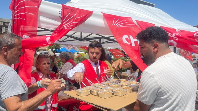 CHP Ladik İlçe Başkanlığı vatandaşlara aşure dağıttı