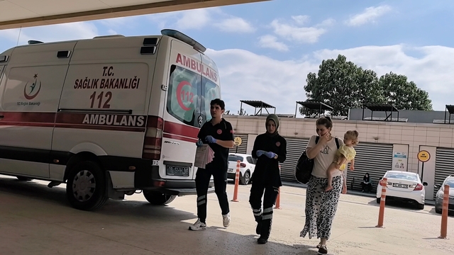 Otomobil bariyere çarptı; 2'si çocuk, 4 yaralı