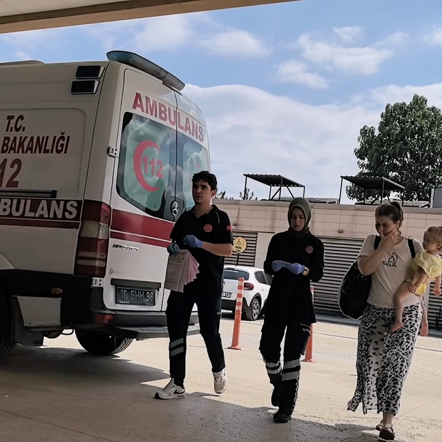 Otomobil bariyere çarptı; 2'si çocuk, 4 yaralı