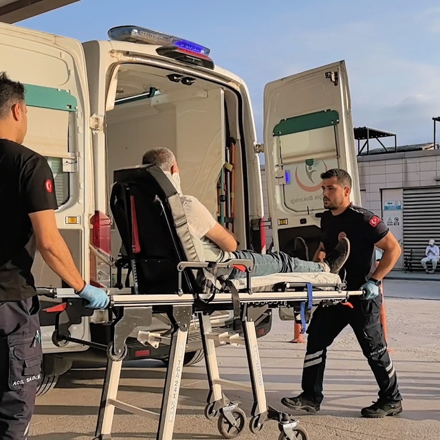 Bursa'da iki otomobil çarpıştı: 1'i ağır 4 yaralı