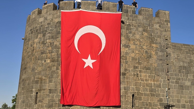 Diyarbakır surlarına Türk bayrakları asıldı