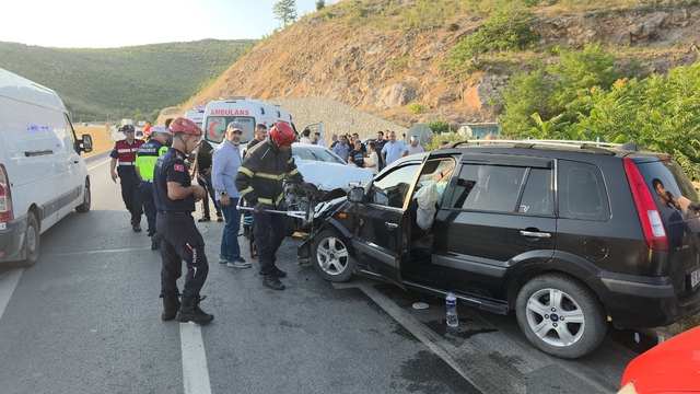 Bursa'da bariyere çarpıp savrulan araçtaki 4 kişi yaralandı