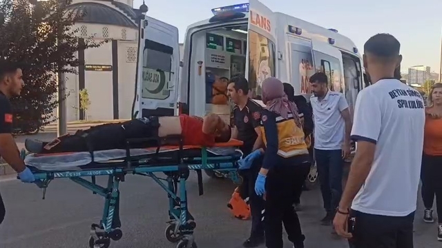 Seyir halindeki minibüsten düşüp, ağır yaralandı