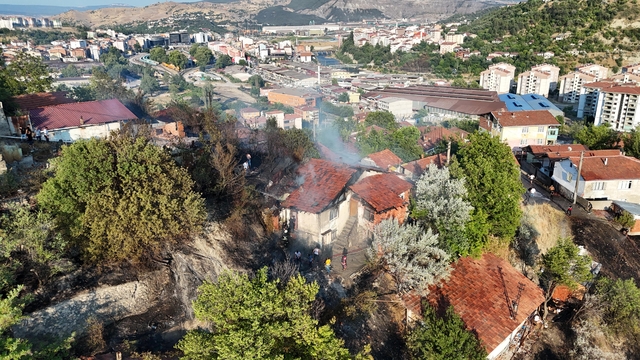 Karabük'te çıkan yangında 2'si metruk 4 ev hasar gördü