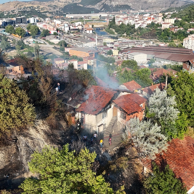 Karabük'te çıkan yangında 2'si metruk 4 ev hasar gördü