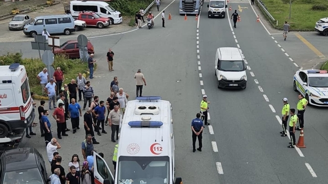 Rize'de dereye düşüp, takla atan 2 otomobilde; 1'i ağır 9 yaral