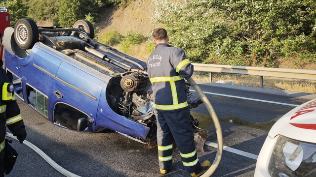 Bilecik'te bariyere çarpan hafif ticari araçtaki 4 kişi yaralandı