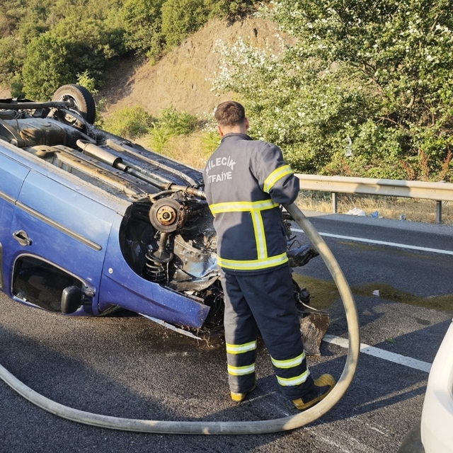 Bilecik'te bariyere çarpan hafif ticari araçtaki 4 kişi yaralandı