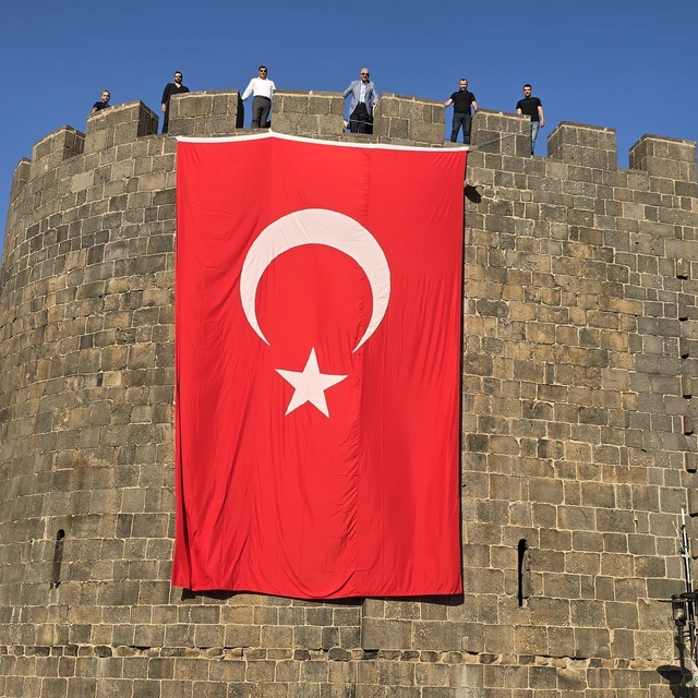 Tarihi Diyarbakır Surları'na "Terörsüz Türkiye"ye destek için Türk bayrağı...