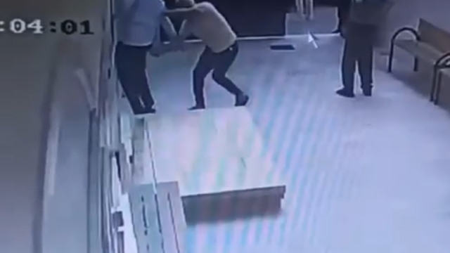 Cami avlusunda uyuşturucu içerken kendisini uyaran müezzini bıçakladı; olay anı kamerada