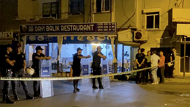 Mersin'de restoranda çıkan silahlı ve bıçaklı kavgada 7 kişi yaralandı