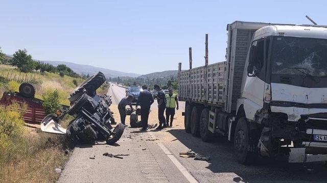 Akıncılar'da kamyon ile traktörün çarpıştığı kazada 1 kişi yaralandı