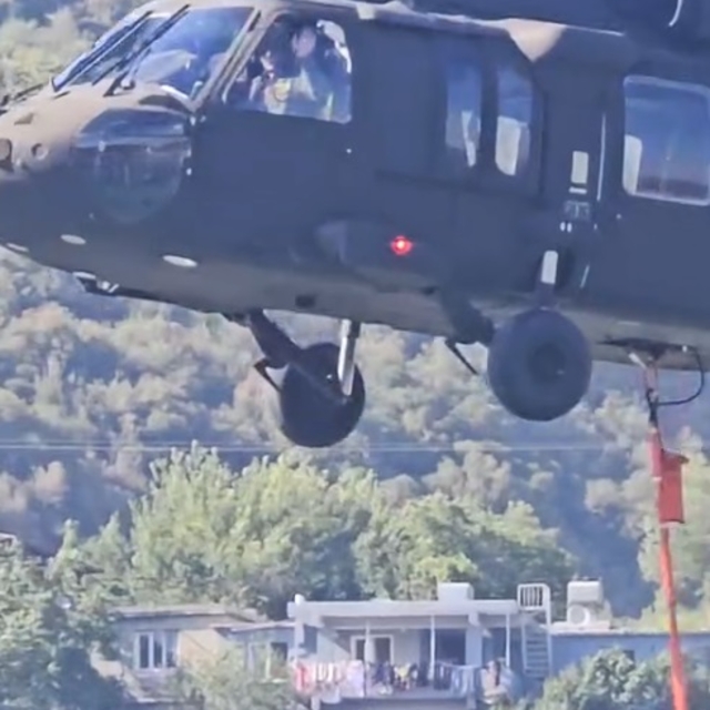 Yangına müdahale eden askeri helikopterin pilotu, kendisini selamlayan çocu...