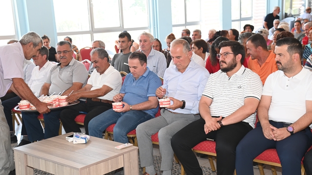 Anamur'da vatandaşlara aşure dağıtıldı