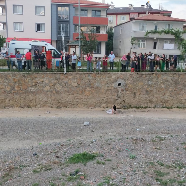 Kediyi kurtarmak isterken dere yatağına düşüp yaralandı; olay kamerada