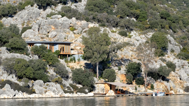 İngilizin kaçak villasının yıkımına 'borç' engeli