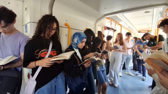 Liseliler metroda kitap okuyup farkındalık oluşturdu