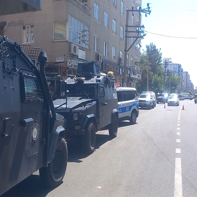 Aile içi şiddet ihbarına giden ekiplere ateş açıp 3 polisi yaralayan şüphel...