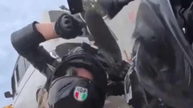 Motosikletin trafik ışıklarında bekleyen minibüse çarptığı kaza kamerada