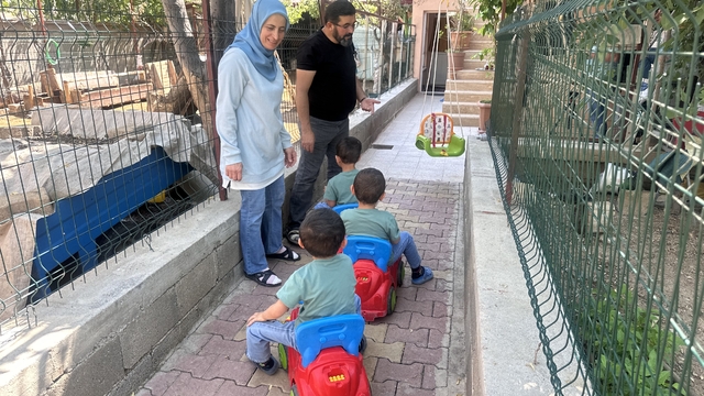 Koruyucu ailesi oldukları üçüzlerle evlerini şenlendirdiler