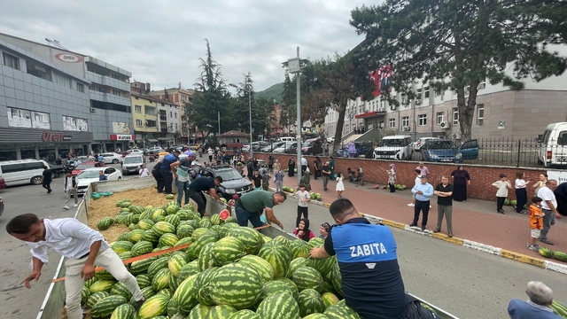 Yenice Belediye Başkanı Karakaş'tan vatandaşlara karpuz ikramı