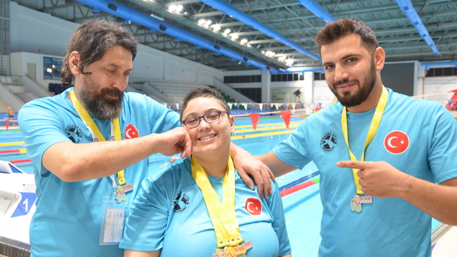 Otizmli ve işitme engelli yüzücü yeni başarılara babasıyla hazırlanıyor