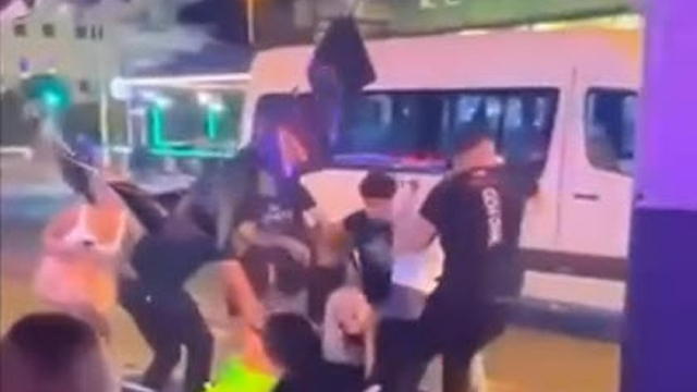 Eğlence mekanında tekmeli, yumruklu 'hesap' kavgası kamerada: 5 gözaltı